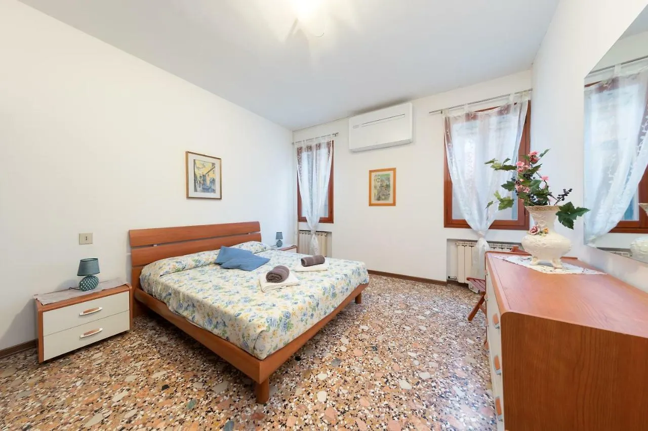 Apartment Lovely Canal View Venice